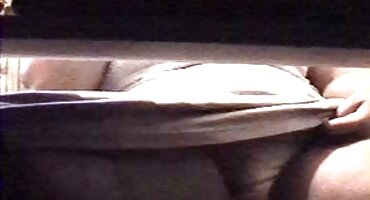 các tư thế sex Anh chàng mạnh mẽ khẳng định bạn gái của mình trên mông. sexhoathinh